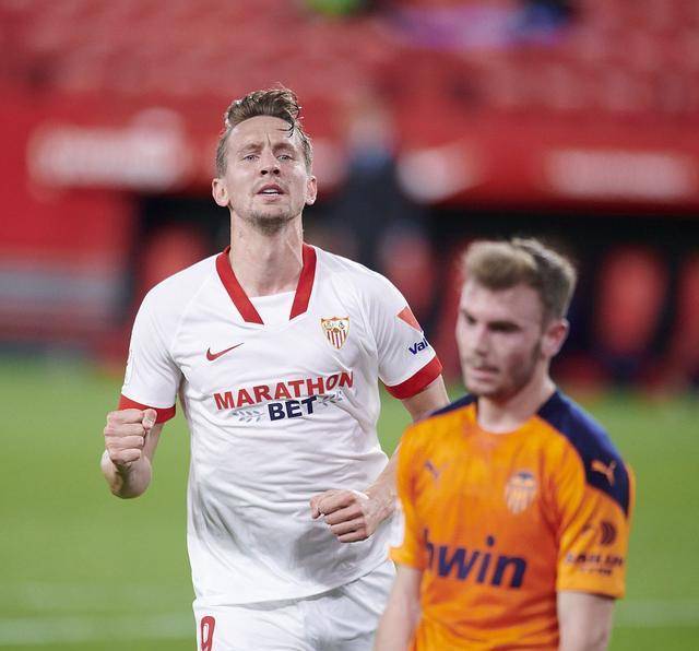 从西亚卡姆在德国队比赛中大比分领先到利物浦国际比赛日调整名单，广州队围绕葡超刷新队史纪录的简单介绍